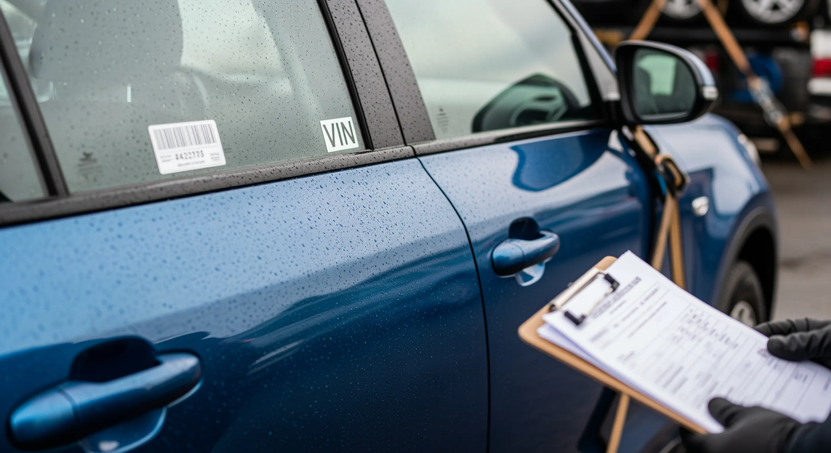 Детальний план авто з наклейкою VIN і документами на аукціоні під розсіяним світлом